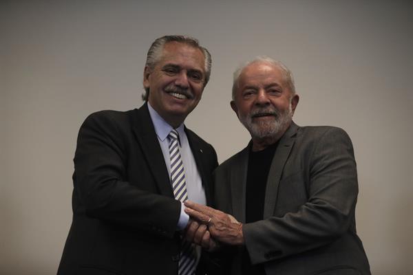 El presidente de Argentina, Alberto Fernández (i), se reunió con el presidente electo de Brasil, Luiz Inácio Lula da Silva. EFE