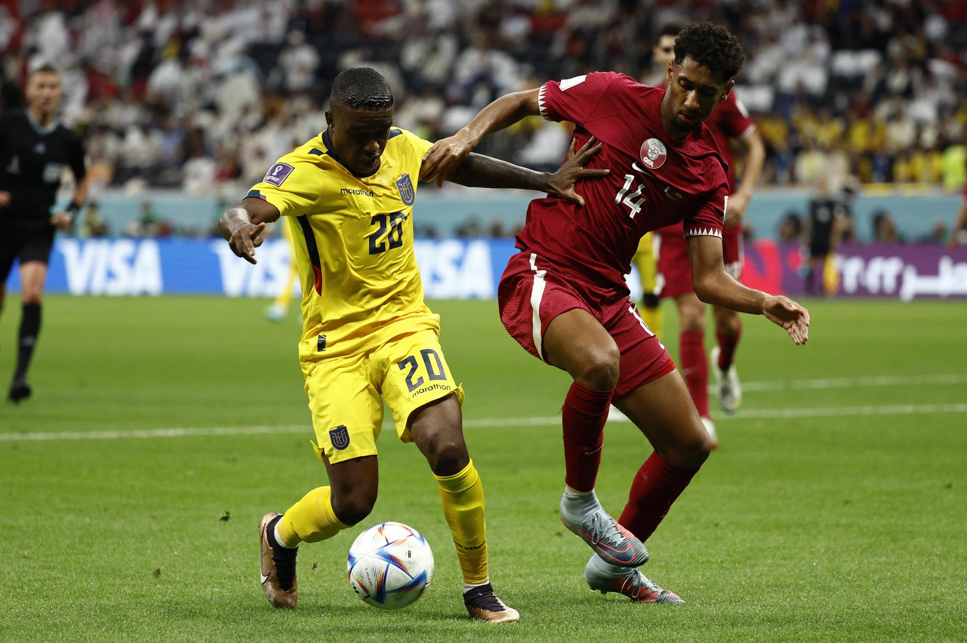Gladiador. Jhegson Méndez (de Ecuador (i) disputa un balón con Homam Ahmed (d) de Catar en el estadio Al Bait en Al Khor. EFE