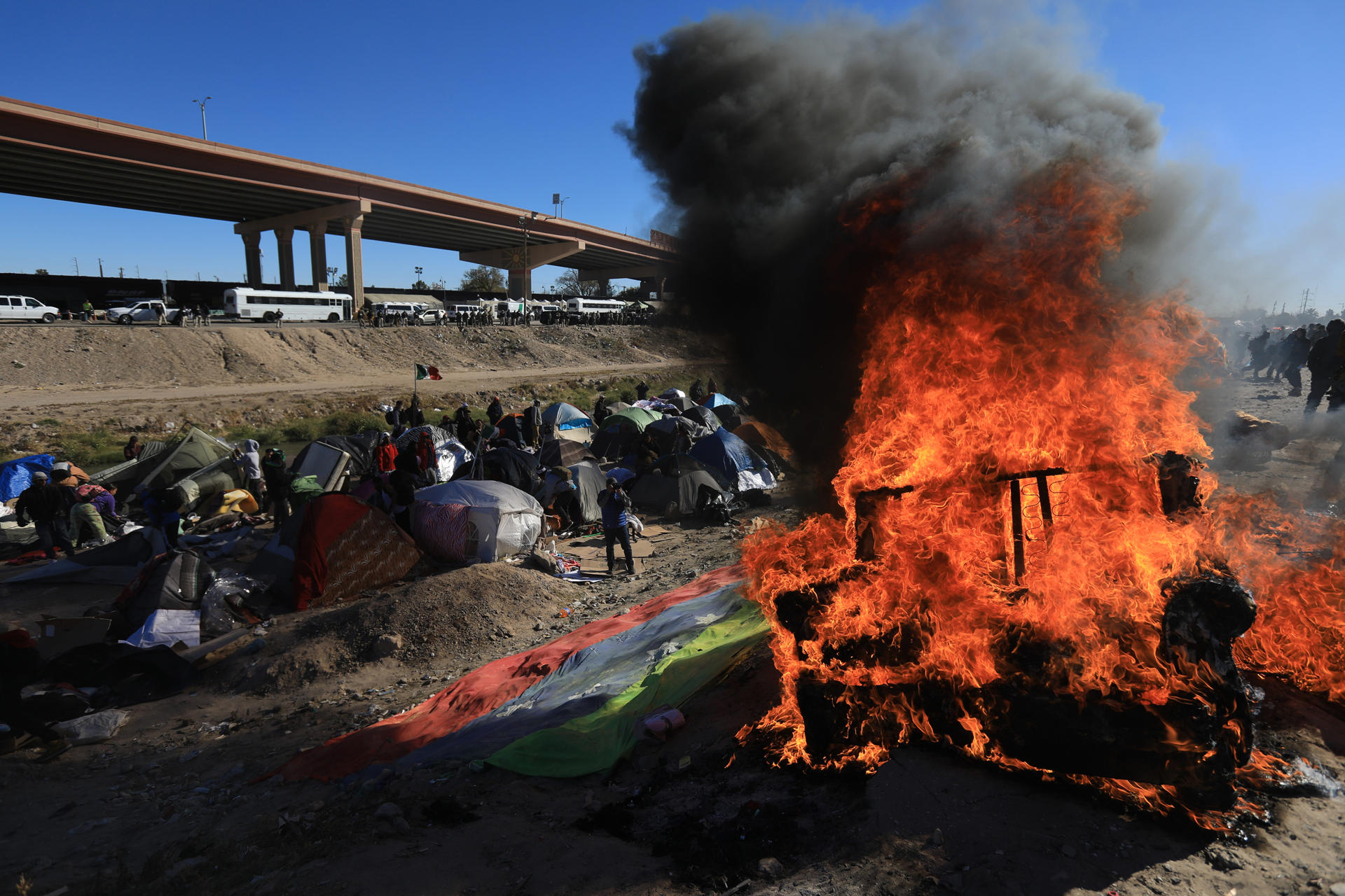 Migrantes y autoridades se enfrentan en el norte de México por desalojo