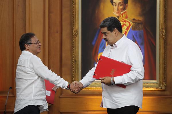 Relaciones. Gustavo Petro le pidió a Nicolás Maduro que sea ‘garante’ de los diálogos de paz con el ELN.