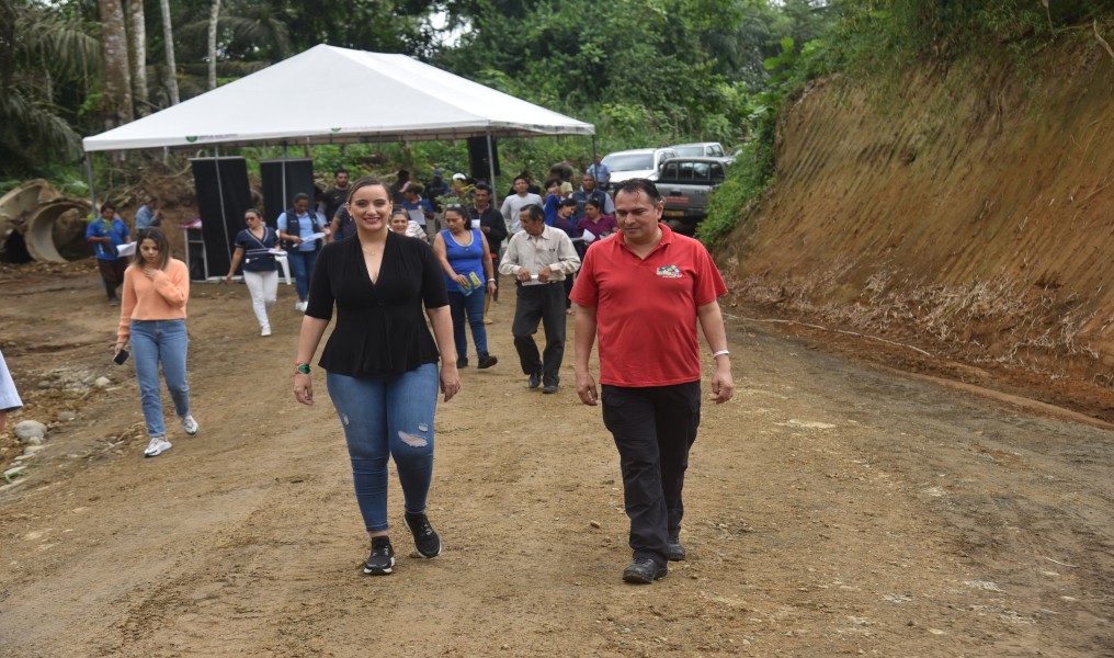 GESTIÓN. Johana Núñez constantemente recorre las obras impulsadas en el territorio.