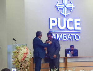 Prorrector de la Pucesa recibe reconocimiento  de la Asamblea Nacional