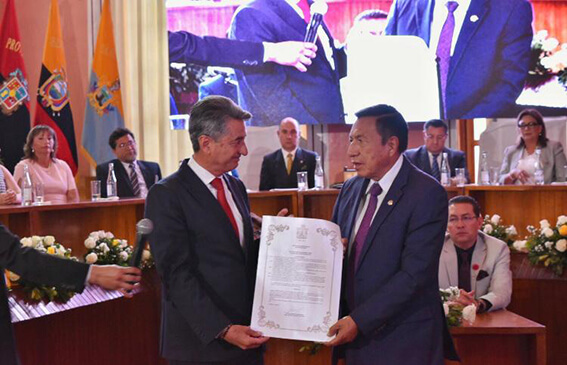 Rector de la Universidad Indoamérica recibe  reconocimiento del Municipio de Latacunga