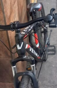 Delincuente amenaza con un cuchillo a ciclista para robarle la bicicleta