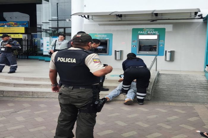 ATENCIÓN. Paramédicos y policía llegaron a atender la emergencia.