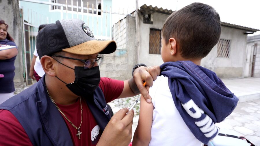 Referencia. El Ministerio de Salud comenzó una campaña de vacunación en las unidades educativas de la ciudad, tras la detección del caso.