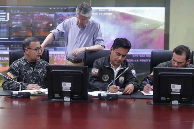 Guillermo Lasso, encabeza el Centro de Mando Unificado en el ECU 911 de Guayaquil, desde esta madrugada.