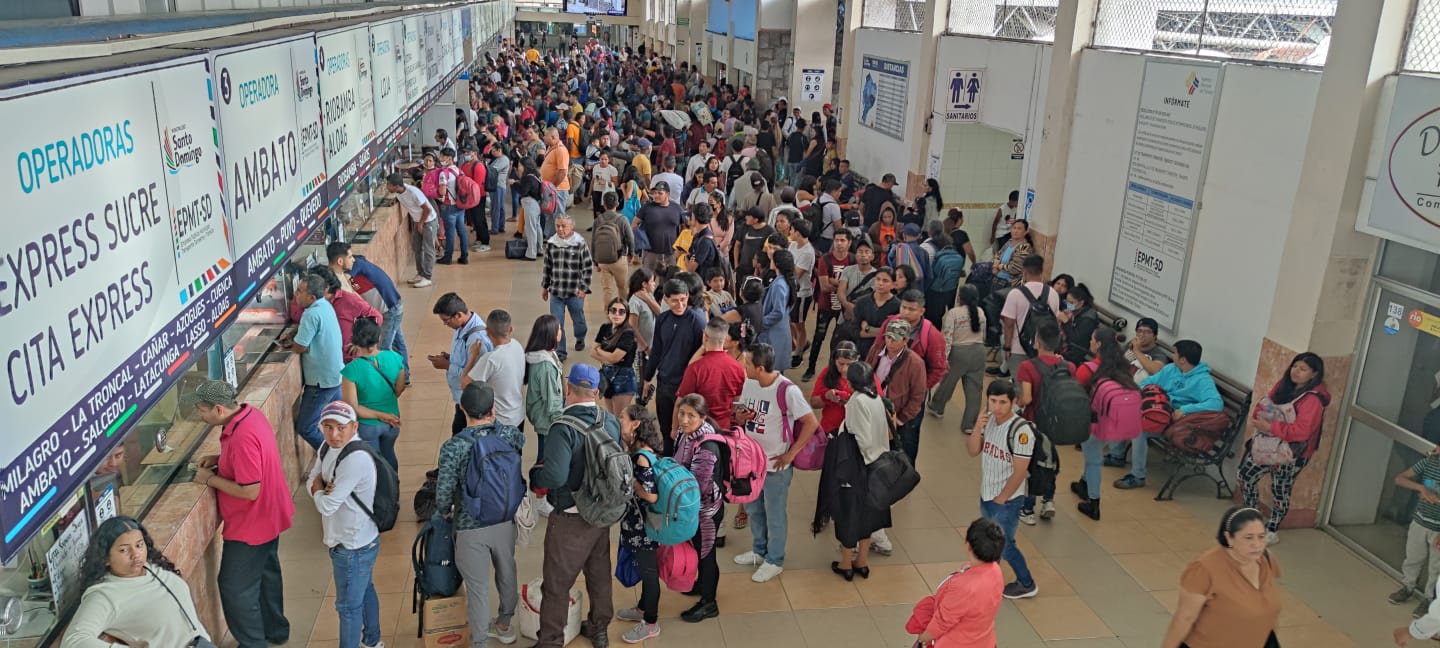 REGRESO. Los turistas llegaron a buscar un boleto para salir de Santo Domingo.