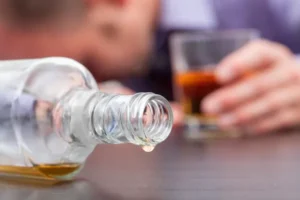Mujer es detenida por vender alcohol a adolescentes en Ambato