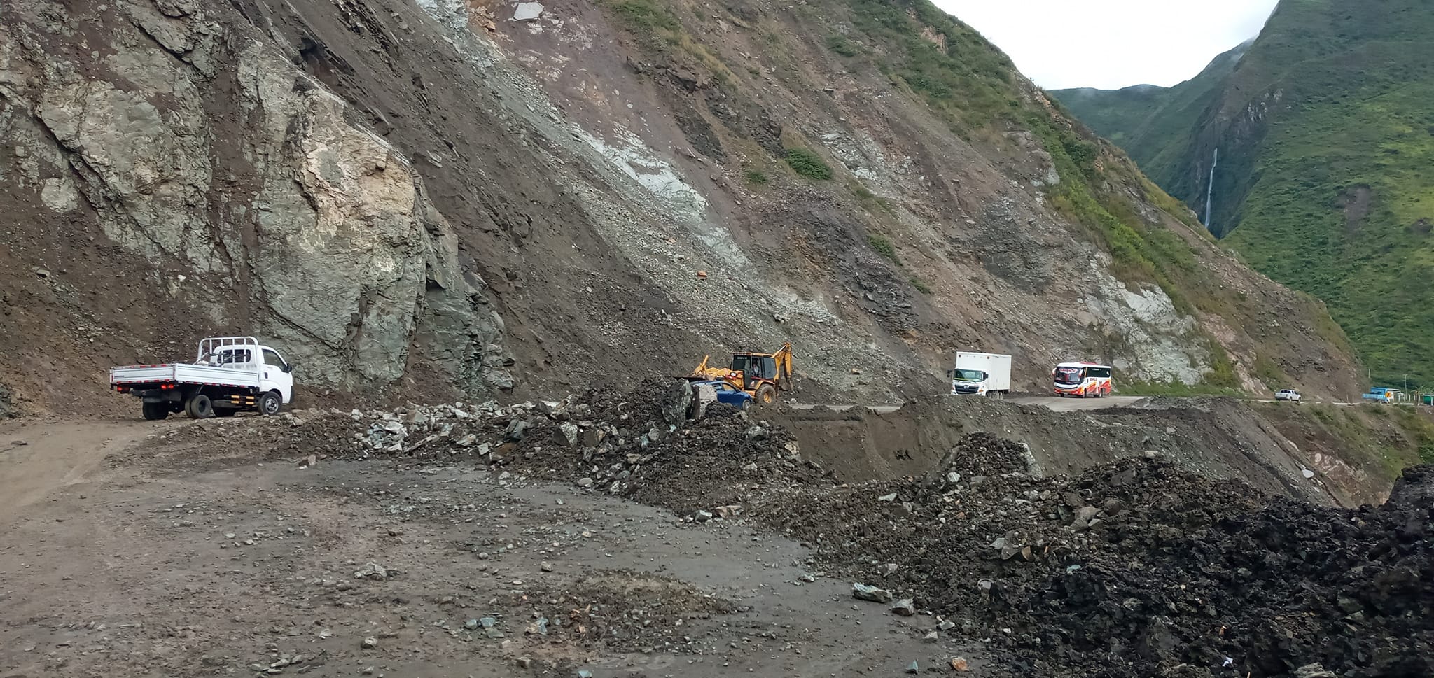 Derrumbe. Así luce el tramo vial, desde hace un año. Los autos pasan por medio de los escombros que bajaron de la montaña y se llevaron la carretera asfaltada.