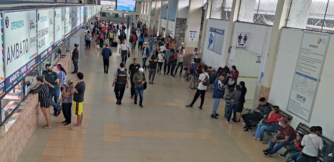 DISPOSICIÓN. Únicamente ingresarán a los andenes los transportes con parada intermedia en Santo Domingo.