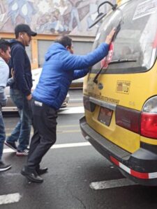 Chiflidos, tirones y violencia durante la  paralización del transporte en Ambato