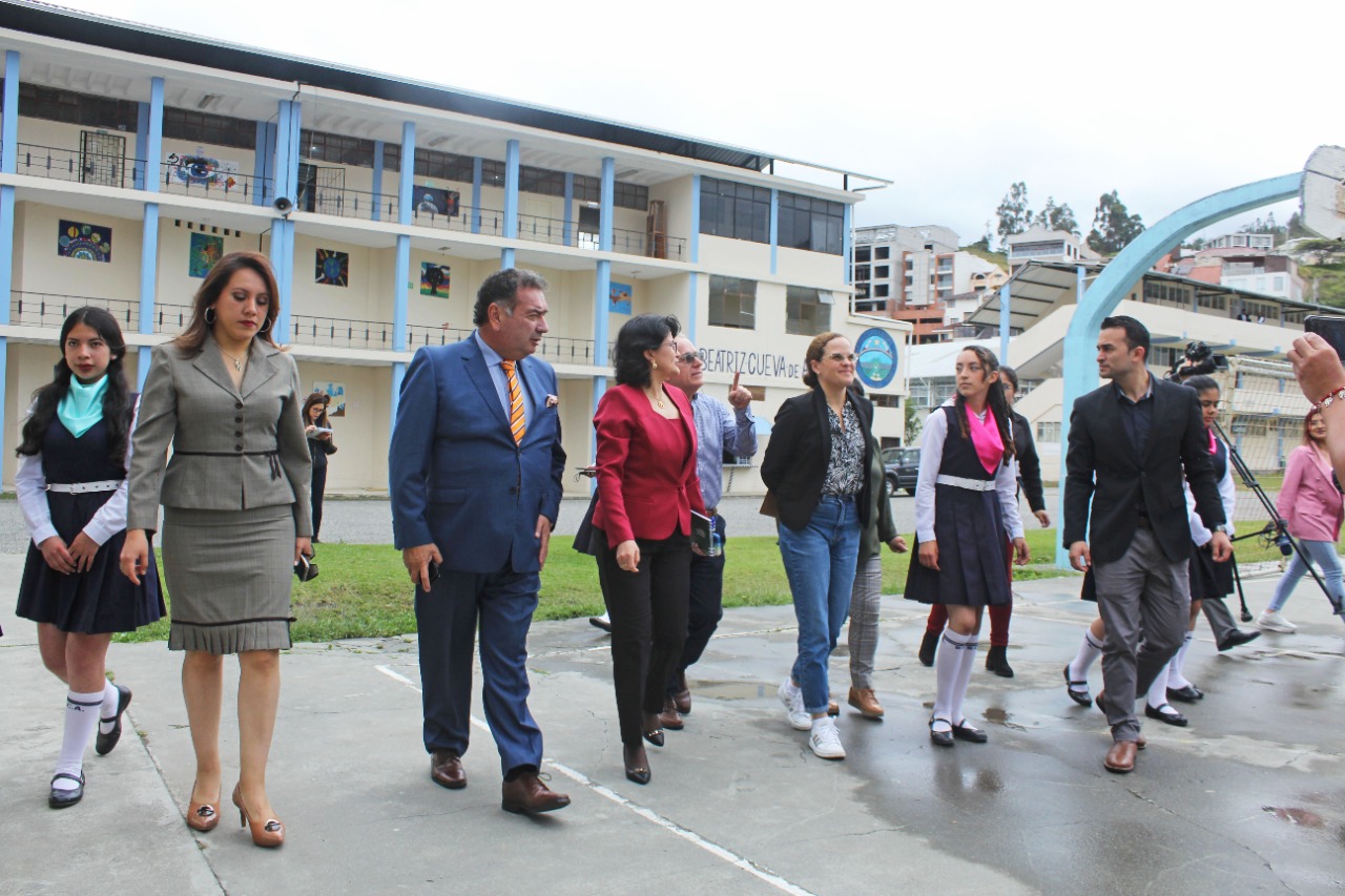 Ministra de Educación inauguró obras en colegio Beatriz Cueva de Ayora