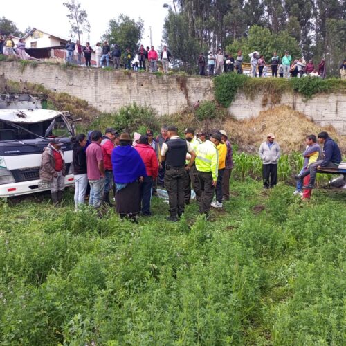 Un herido en volcamiento de camión en Cevallos