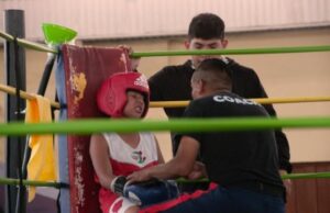 PROFESOR. Henry Yanzapanta dando instrucciones a una de sus deportistas.