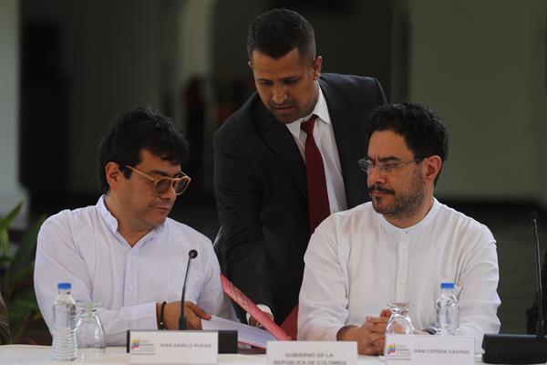 Proceso. Los voceros del gobierno colombiano Iván Danilo Rueda e Iván Cepeda Castro en una reunión anterior con voceros del Ejército de Liberación Nacional. EFE