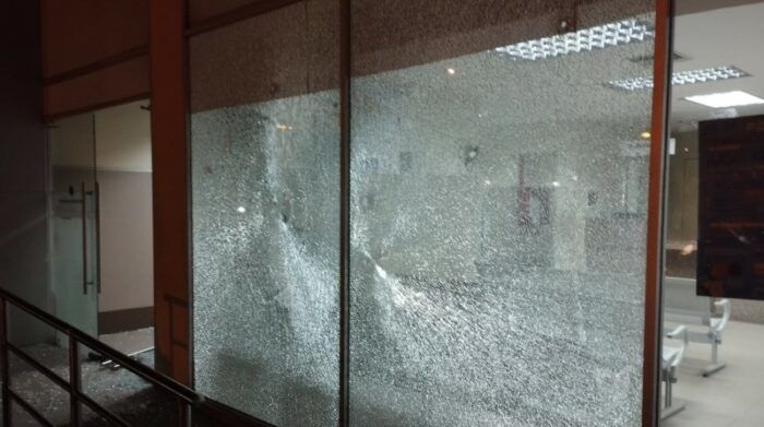 EVIDENCIA. El 2 de noviembre hubo impactos de bala en un Centro de Salud Tipo C, en Guayaquil. (Foto: @Cupsfire_gye)