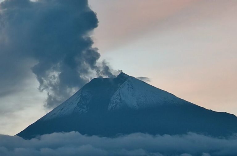 Alertan sobre caída de ceniza volcánica en varias provincias de Ecuador