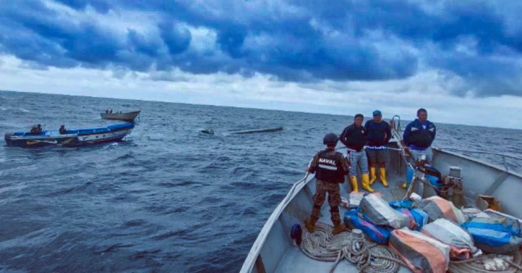 Ecuatorianos detenidos en aguas de El Salvador.