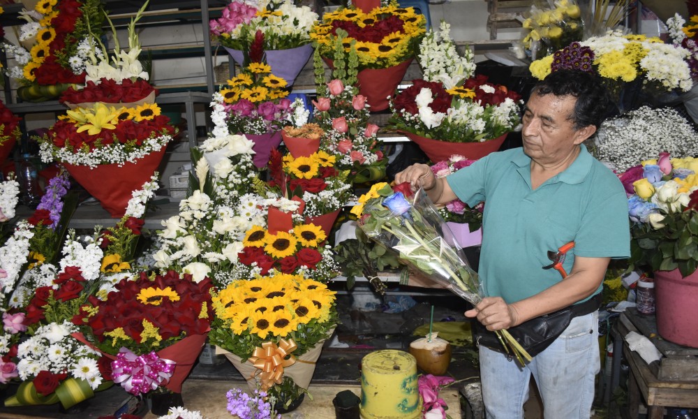 PREPARATIVOS. Comerciantes de flores están listos para el Día de Difuntos.