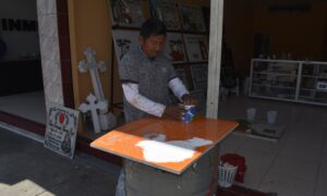 FABRICANTES.  De lápidas ultiman detalles de sus productos.