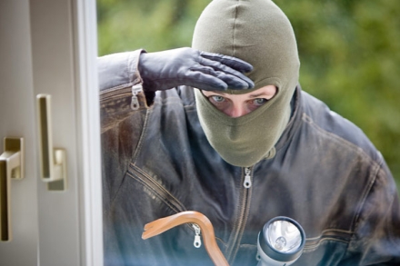 Los ladrones hicieron un hueco en la pared del lugar para entrar y cometer el ilícito.