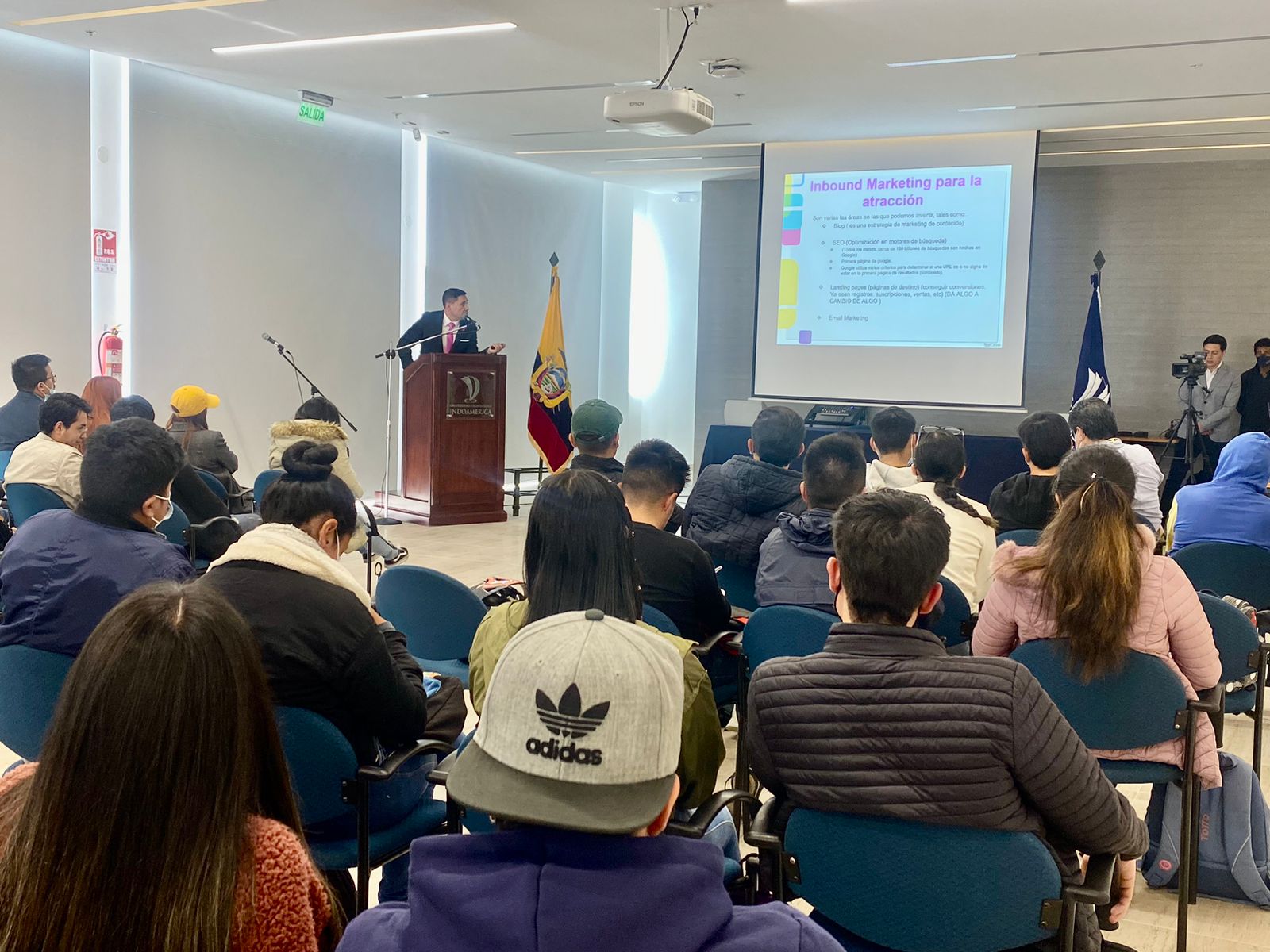 Clases espejo de Administración impulsan la internacionalización de la academia