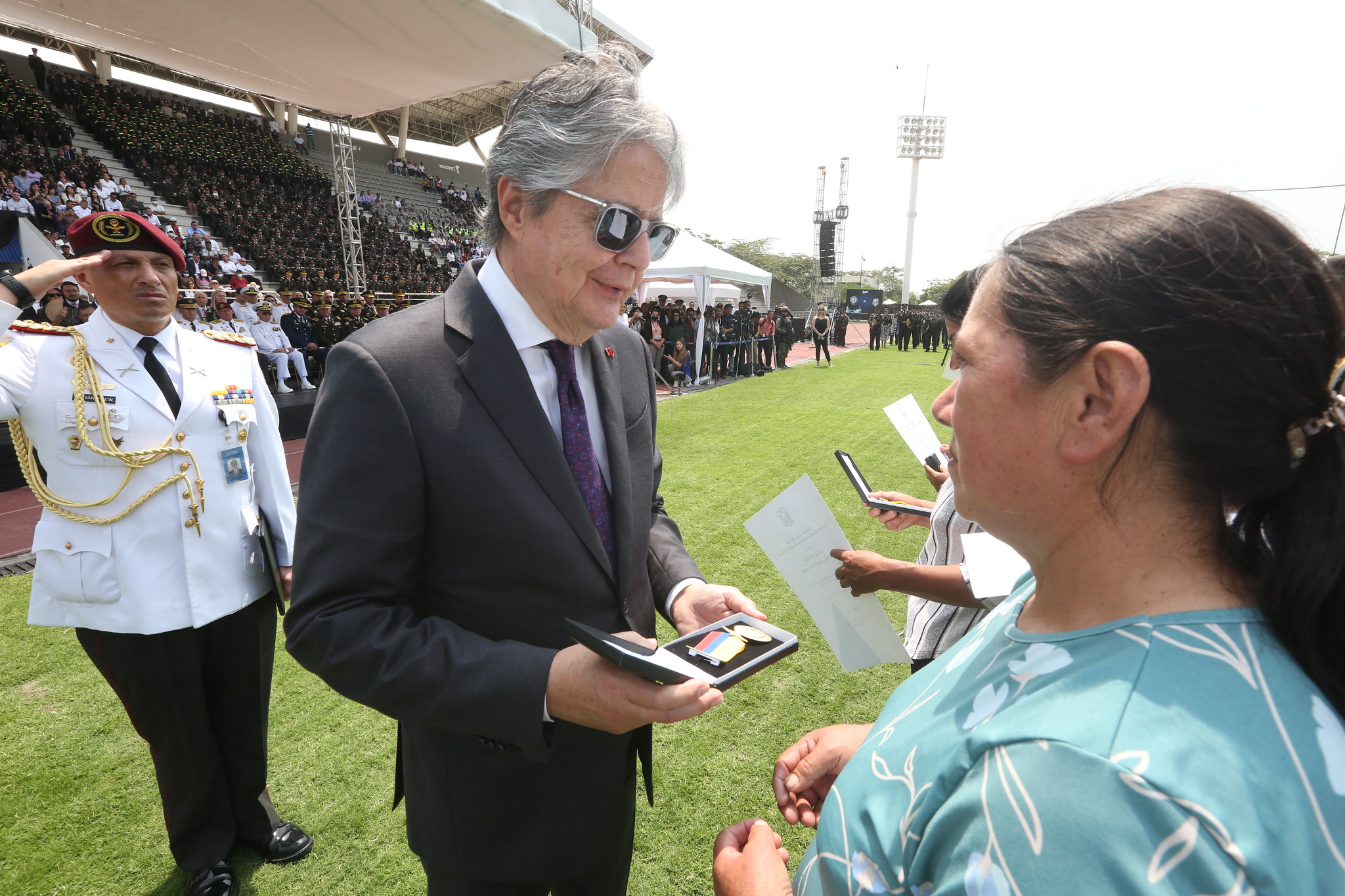 El Presidente Lasso entrega condecoración a familiares de policías asesinados