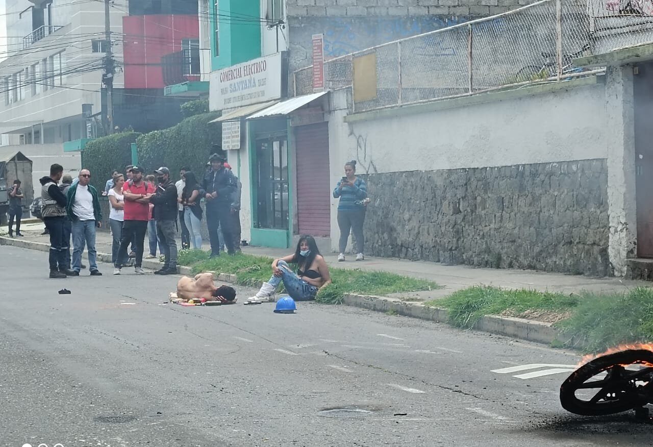 Vecinos lincharon a dos presuntos delincuentes, en Quito