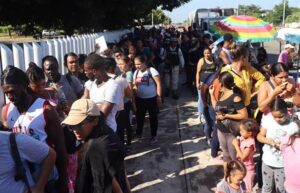 México niega permiso de tránsito a mil migrantes varados en la frontera sur