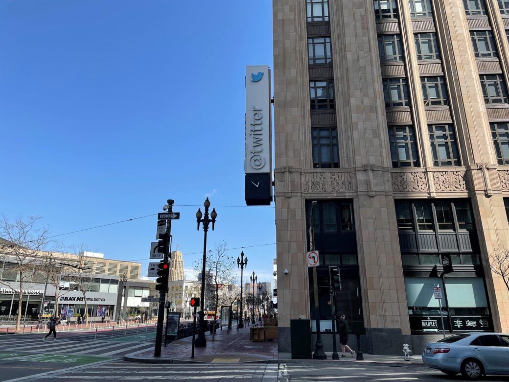 Elon Musk cierra las oficinas de Twitter mientras comunica los despidos