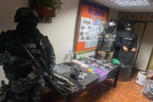 Policía decomisa celulares, licor y drogas en la Cárcel de Ambato