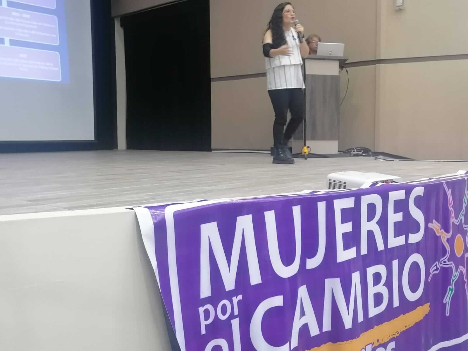 Expositora. Luisa Miranda, miembro de la plataforma Nacional de Mujeres Caminando hacia la Igualdad, dio una breve reseña histórica de los avances de esta lucha.