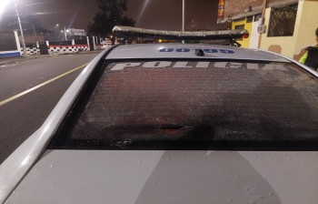 Preso por romper el parabrisas trasero de un patrullero