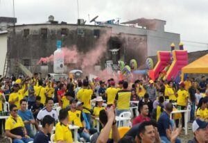 DESPEDIDA. La hinchada Tsáchila alentó durante el último partido de Ecuador en el mundial Catar 2022.