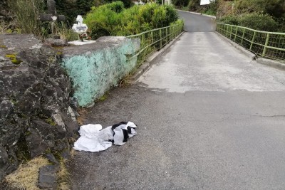 La persona que se lanzó al río dejó su ropa y pertenencias en el puente.