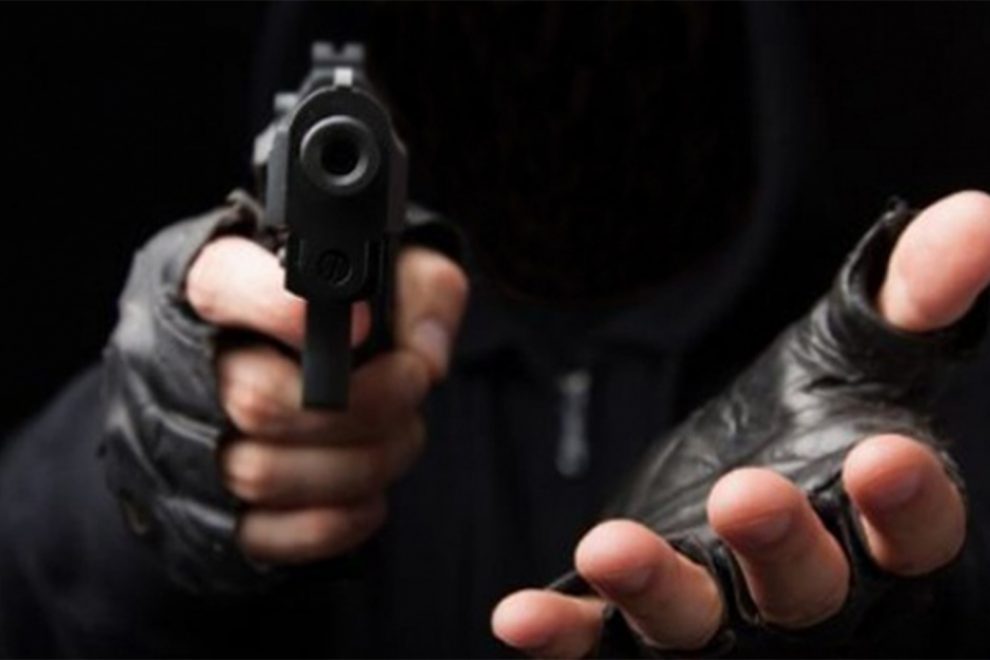Ladrones amenazan con armas de fuego para robar en una casa