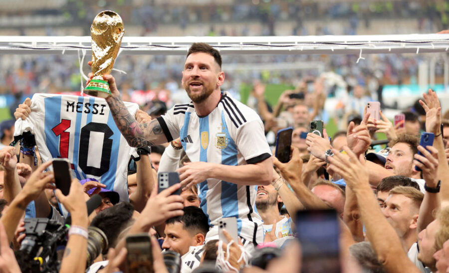 Festejo. La selección de Argentina celebra la victoria con la Copa del Mundo.