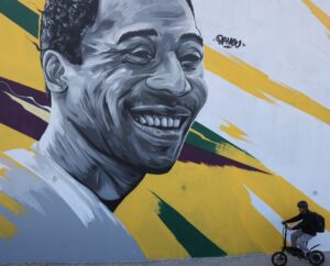 Homenaje. Mural dedicado a Pelé, el máximo goleador de la selección brasileña. EFE