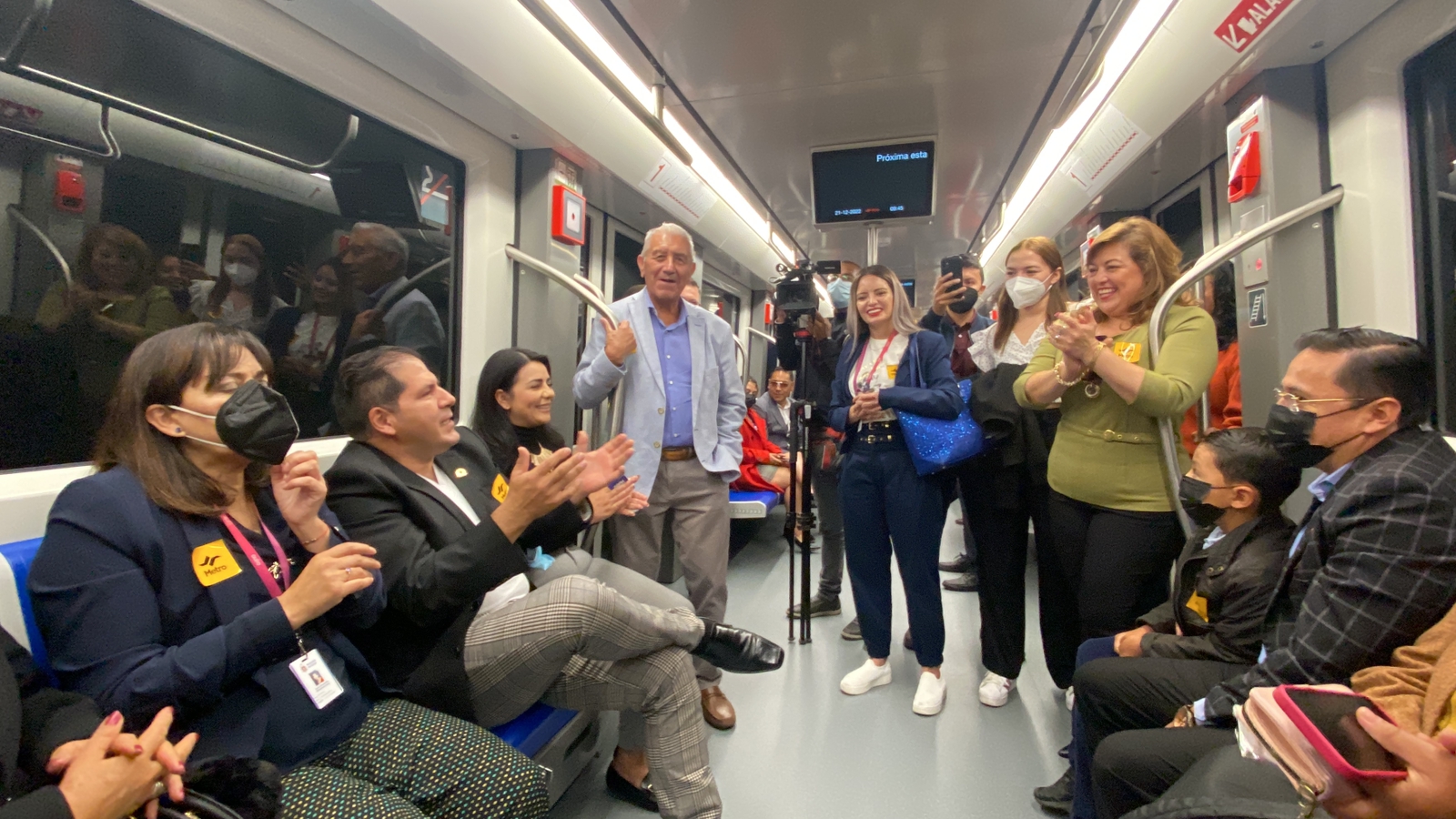 Concejales se convirtieron en cantantes durante la inauguración del Metro de Quito