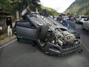 Volcamiento de un carro deja dos personas heridas en Baños