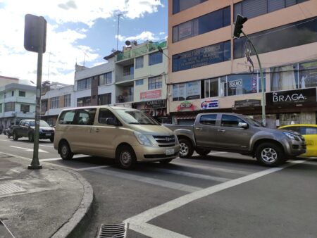 El flujo vehicular los fines de semana en Ambato es alto.