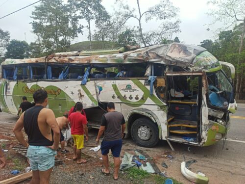 TRAGEDIA. El bus se accidentó en una curva ubicada en la parroquia Wilfrido Loor.