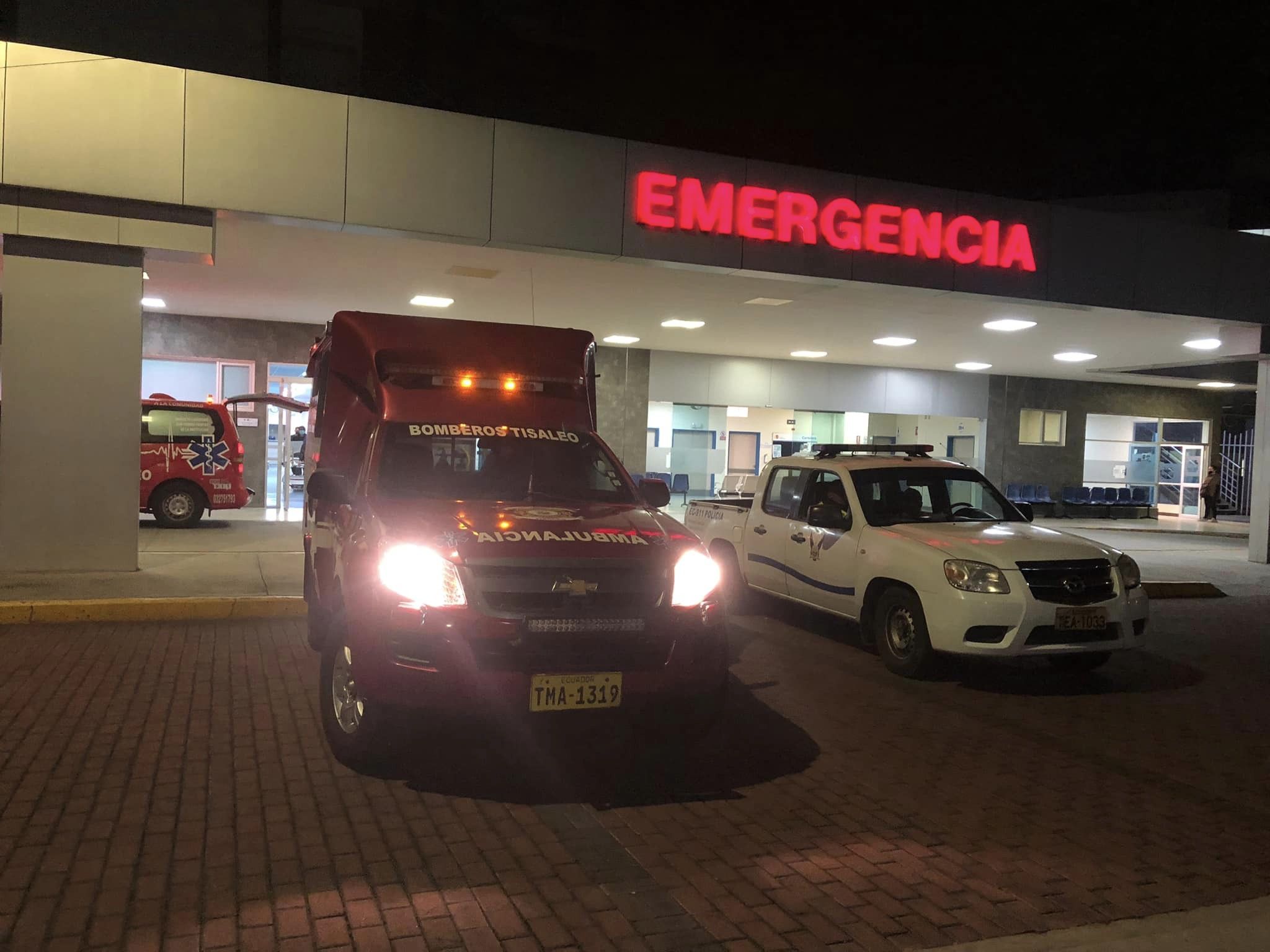 Los tres fueron ingresados al área crítica de una casa de salud de Ambato. (Foto cortesía)