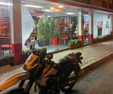 Así quedaron los vidrios del local que fue atacado la noche de este lunes 19 de diciembre de 2022.