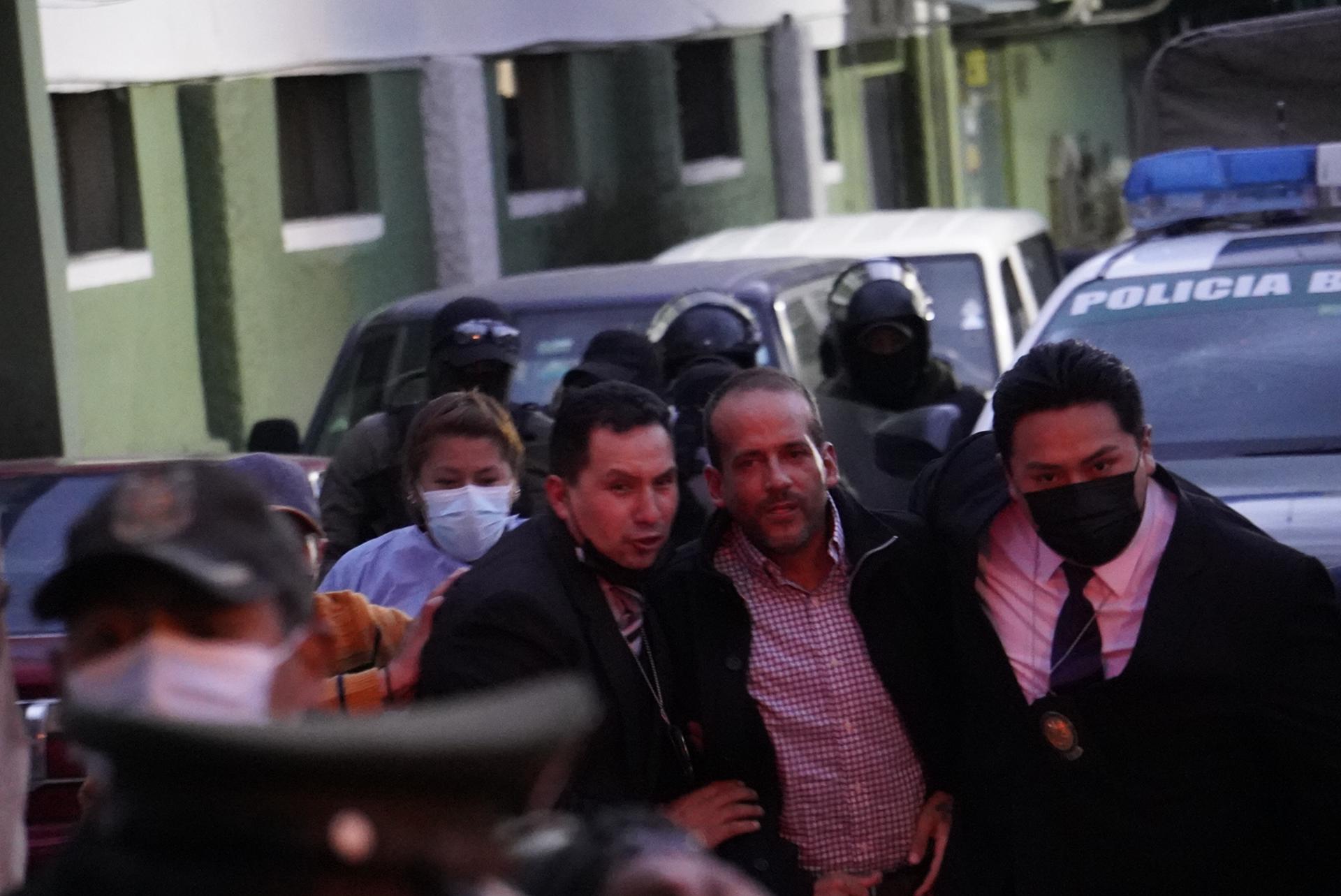 Bolivia: Detienen al gobernador y líder opositor de Santa Cruz