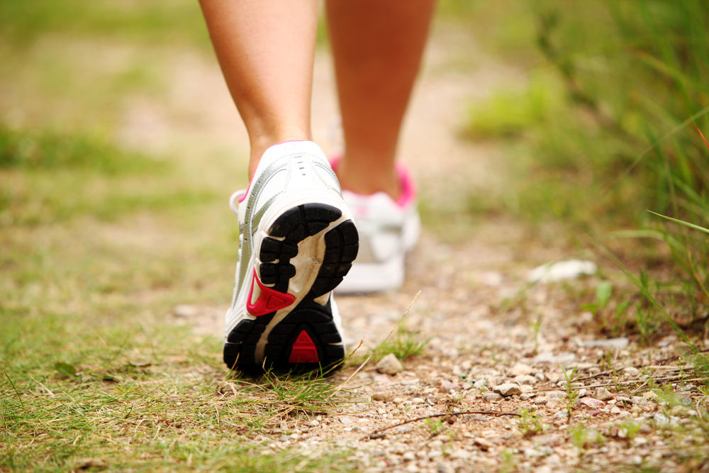 La caminata para atrás puede mejorar dolores lumbares y fortalecer los músculos.