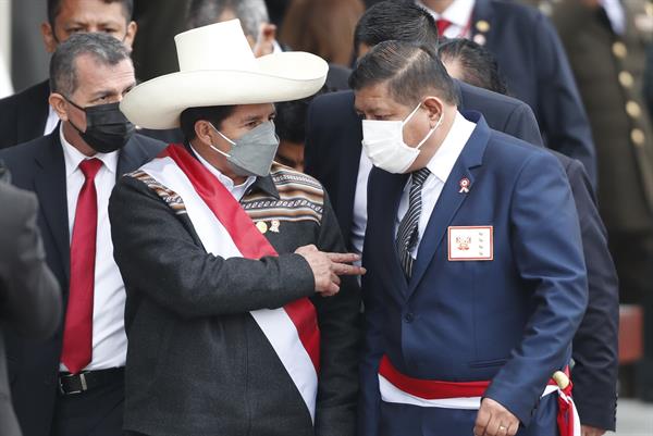 Foto de archivo del expresidente de Perú Pedro Castillo (i), junto al exministro de Defensa Wálter Ayala (d). EFE