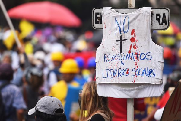 VIOLENCIA. Un chaleco con mensaje que pide el alto a los asesinatos de líderes sociales en Colombia