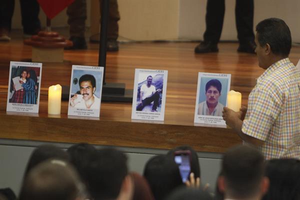 Imagen del acto de reconocimiento de responsabilidad y pedido de perdón por las masacres de Ituango. EFE/ARCHIVO